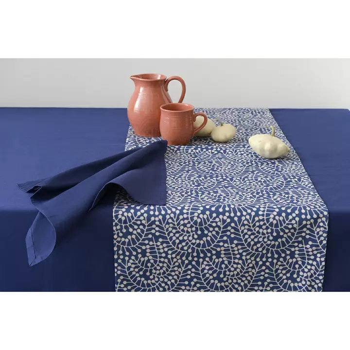 Дорожка на стол темно-синего цвета с принтом Спелая Смородина из коллекции scandinavian touch, 45х150 см