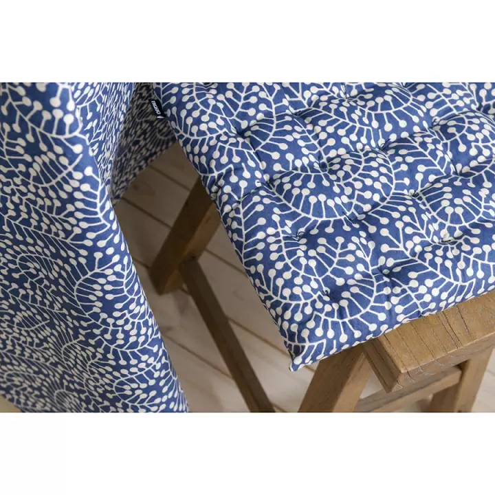 Подушка на стул темно-синего цвета с принтом Спелая Смородина из коллекции scandinavian touch, 40х40 см
