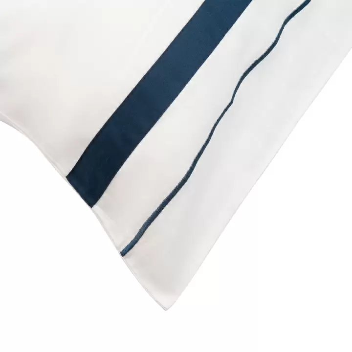 Набор из двух наволочек из сатина белого цвета с темно-синим кантом из коллекции essential, 70х70 см