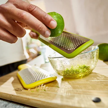 Компактный кухонный набор Joseph Joseph Nest Grate-Zest : крупная тёрка, мелкая цедротёрка с защитным чехлом