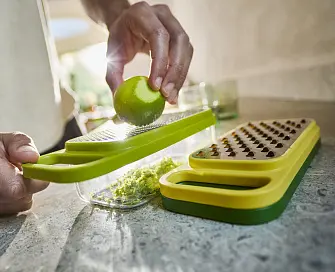 Набор тёрок 3‑в‑1 Joseph Joseph Multi-Grate-Store с контейнером и крышкой