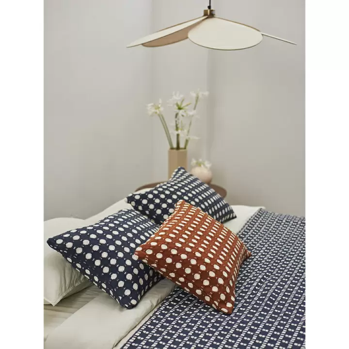 Чехол на подушку из хлопка polka dots темно-синего цвета из коллекции essential, 40x60 см