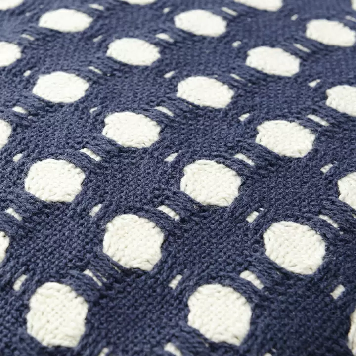 Покрывало из хлопка polka dots темно-синего цвета из коллекции essential, 180х250 см