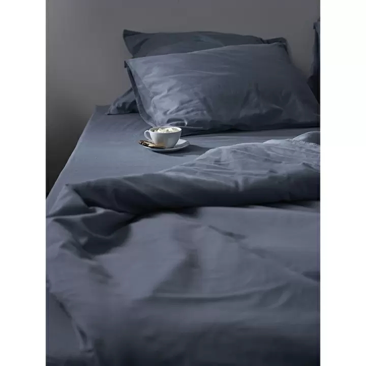 Комплект постельного белья из сатина джинсово-синего цвета с брашинг-эффектом из коллекции essential