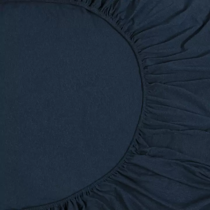 Простыня на резинке из хлопкового трикотажа темно-синего цвета из коллекции Essential, 160х200х30 см