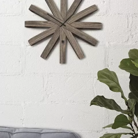 Часы настенные Umbra Ribbonwood, состаренный орех