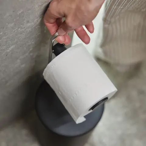 Держатель для туалетной бумаги Joseph Joseph EasyStore с отделением для хранения рулонов, черный матовый