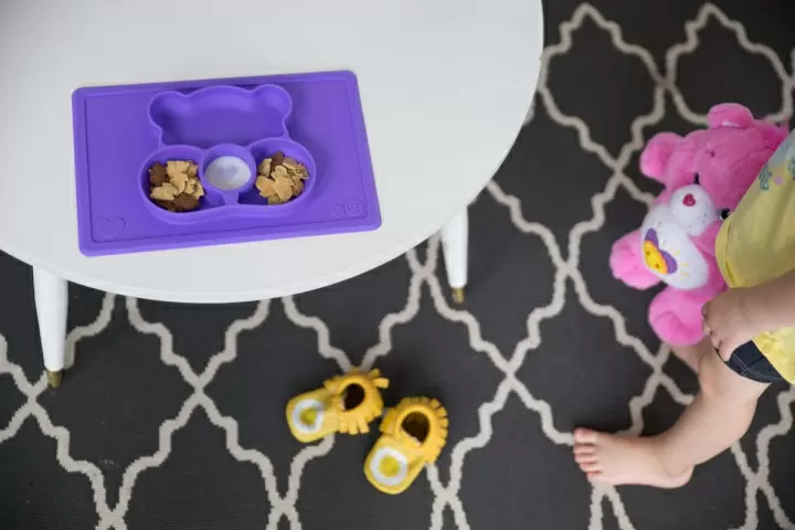 Детская тарелка с ковриком EZPZ Happy Mat Care Bear (фиолетовая)