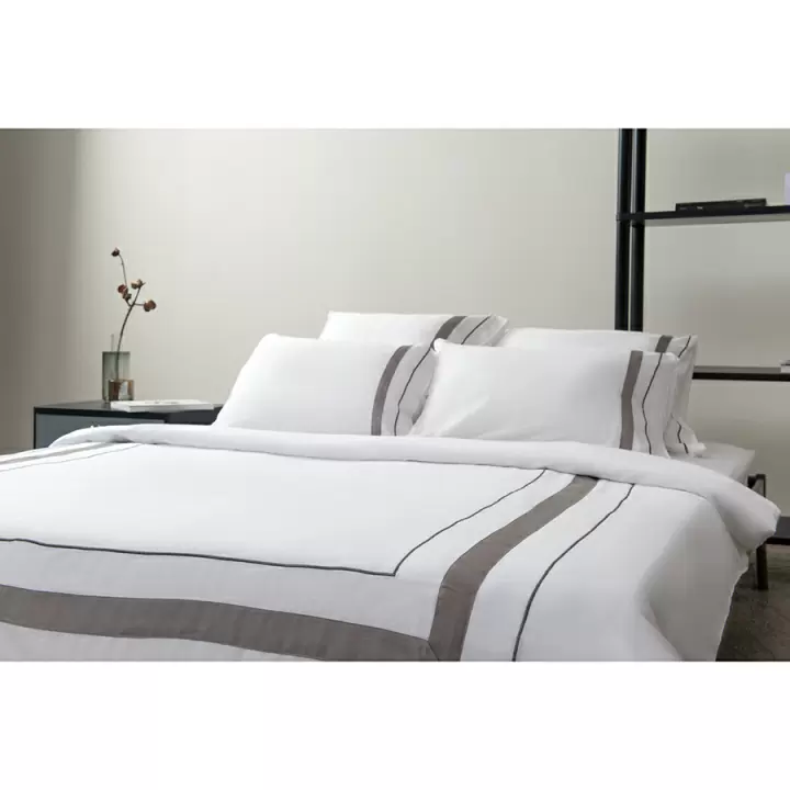 Комплект постельного белья из сатина белого цвета с серым кантом из коллекции essential, 150х200 см