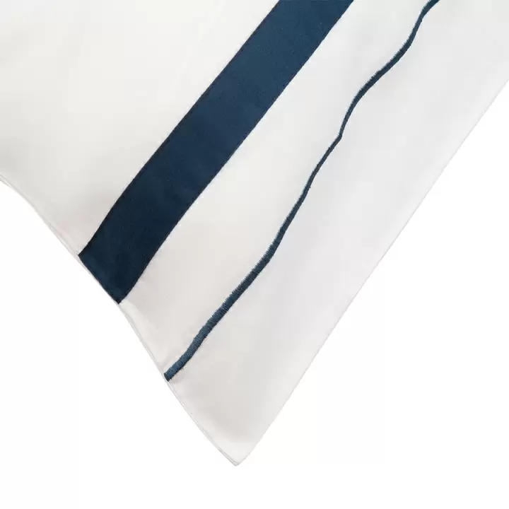 Набор из двух наволочек из сатина белого цвета с темно-синим кантом из коллекции essential, 50х70 см