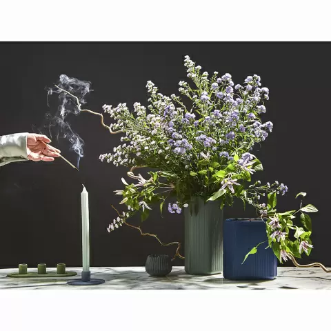 Подсвечник из каменной керамики темно-синего цвета из коллекции essential