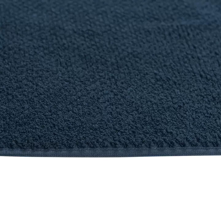 Полотенце банное фактурное темно-синего цвета из коллекции Tkano Essential