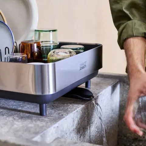Раздвижная сушилка для посуды Joseph Joseph Extend Steel Plus с держателем для бокалов, черная