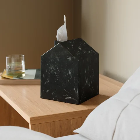 Бокс для салфеток Umbra Casa — декоративный чехол-домик для квадратной коробки, черный