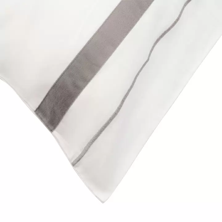 Набор из двух наволочек из сатина белого цвета с серым кантом из коллекции essential, 50х70 см