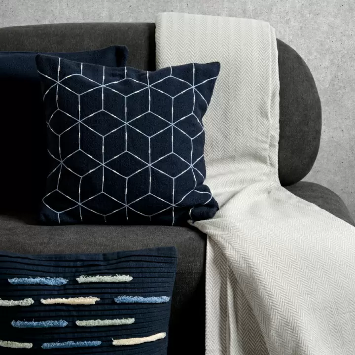 Подушка темно-синего цвета с орнаментом Ethnic, 45х45 см