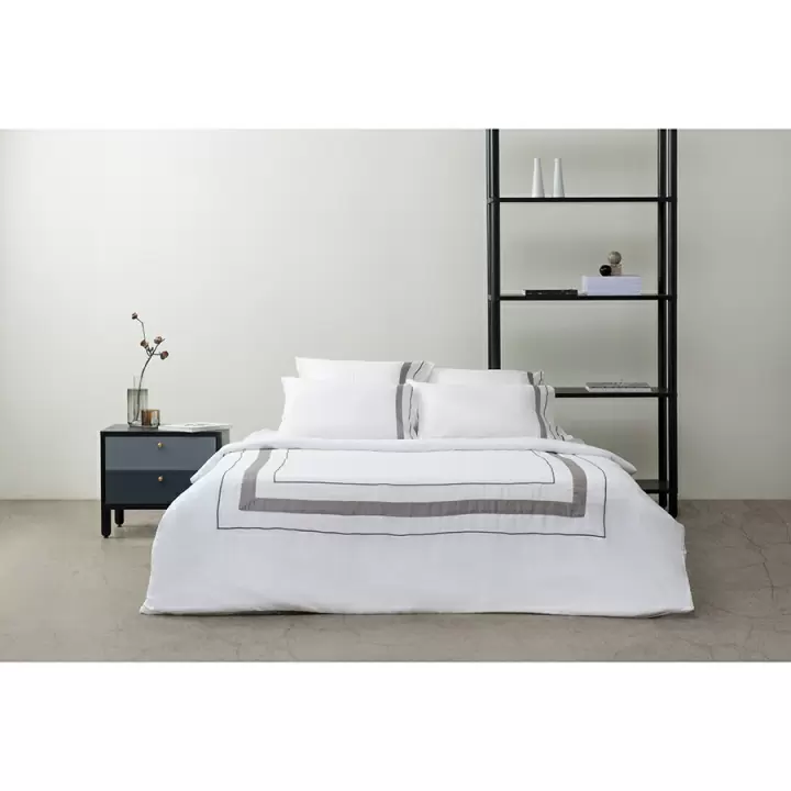 Комплект постельного белья из сатина белого цвета с серым кантом из коллекции essential, 200х220 см