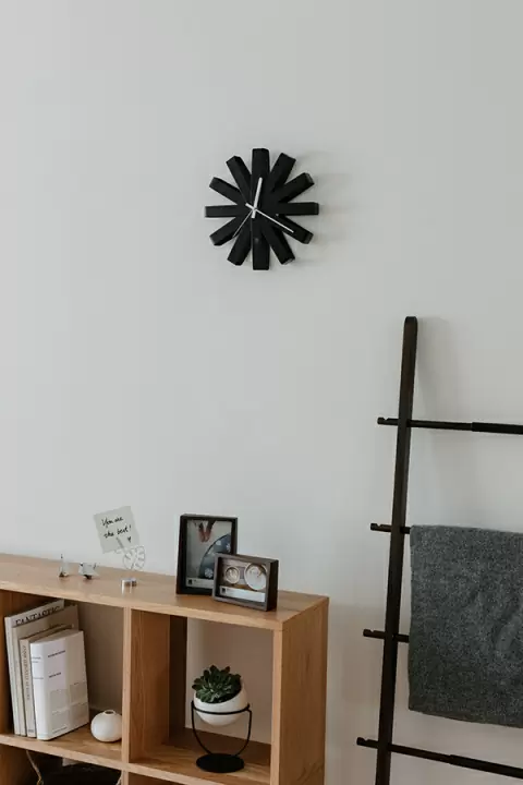 Часы настенные Umbra Ribbon D30,5 см, черныe