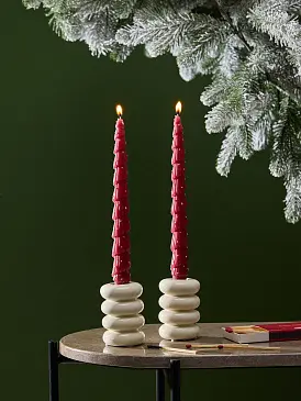 Набор из двух новогодних свечей Сосны красного цвета из коллекции new year essential, 25см